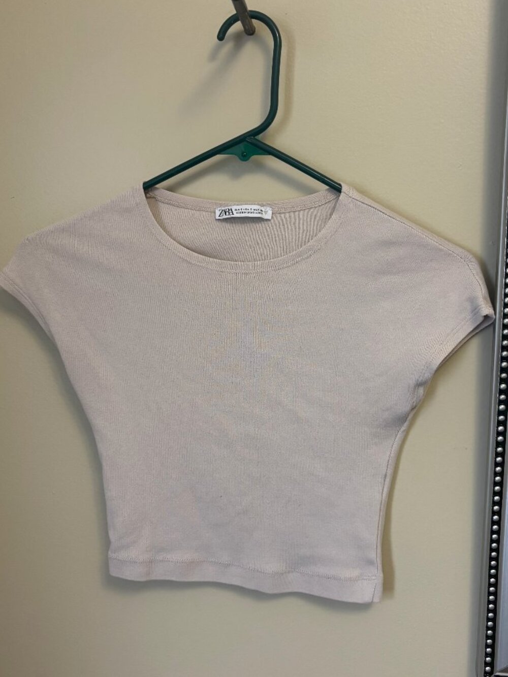 Zara small cropped beige t-shirt